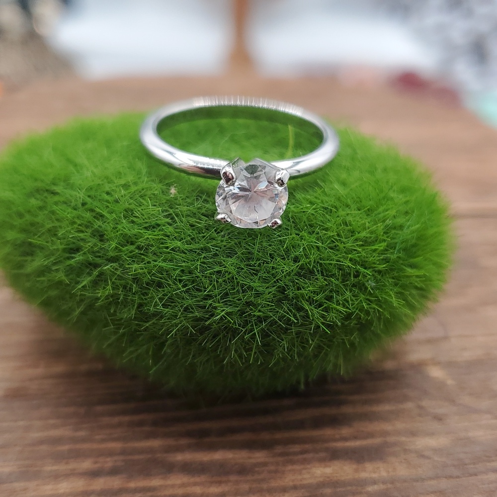 Elegant Ring with Clear Gemstone Size 7 R802 - Picture 2 of 4